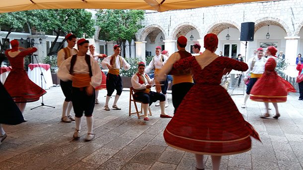 USTOA u Dubrovniku, Folklorni Ansambl Linđo