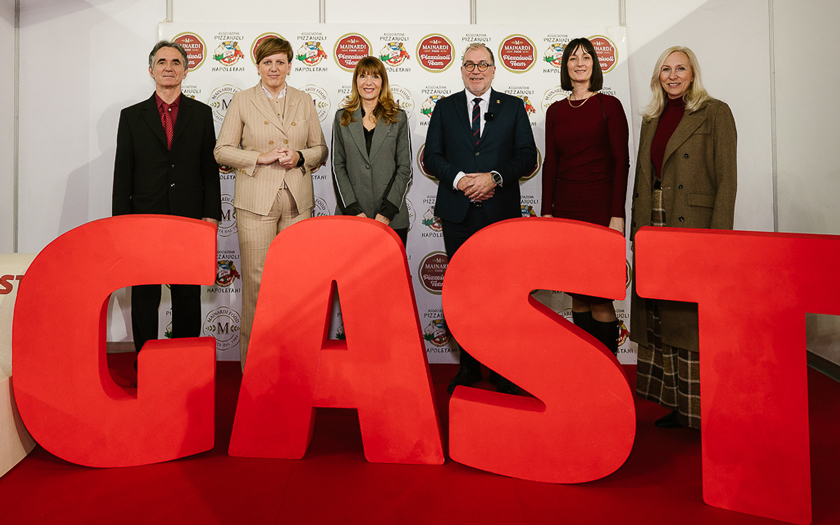 Među izlagačima se ističe i Vičiūnai Group, čiji je nastup dio šire regionalne strategije jačanja prisutnosti brenda VICI. „Sudjelovanje na sajmu u Hrvatskoj predstavlja strateški korak u jačanju prisutnosti brenda VICI u regiji uoči nove sezone“, poručuju iz kompanije. U lipnju otvaraju suvremeni pogon za preradu lososa vrijedan 100 milijuna eura, čime dodatno šire kapacitete za maloprodaju i HoReCa sektor. Na štandu su predstavljeni proizvodi od lososa, surimija i gyoze – brzi za pripremu, standardizirani i prilagođeni profesionalnim kuhinjama. Među izlagačima se ističe i Vičiūnai Group, čiji je nastup dio šire regionalne strategije jačanja prisutnosti brenda VICI. „Sudjelovanje na sajmu u Hrvatskoj predstavlja strateški korak u jačanju prisutnosti brenda VICI u regiji uoči nove sezone“, poručuju iz kompanije. U lipnju otvaraju suvremeni pogon za preradu lososa vrijedan 100 milijuna eura, čime dodatno šire kapacitete za maloprodaju i HoReCa sektor. Na štandu su predstavljeni proizvodi od lososa, surimija i gyoze – brzi za pripremu, standardizirani i prilagođeni profesionalnim kuhinjama.