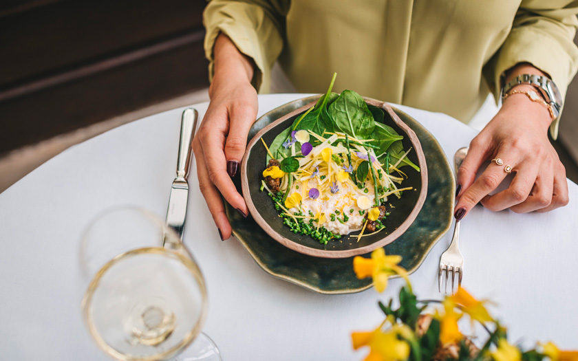 Kremasta rakovica s jabukom, salata od mladog &scaron;pinata, pesto od paljenih oraha i meda