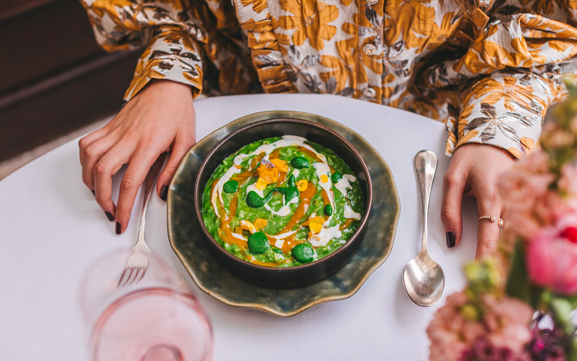 Kremasti rižoto s mladom koprivom, gel od kokosa i manga, karamelizirani mango s čilijem