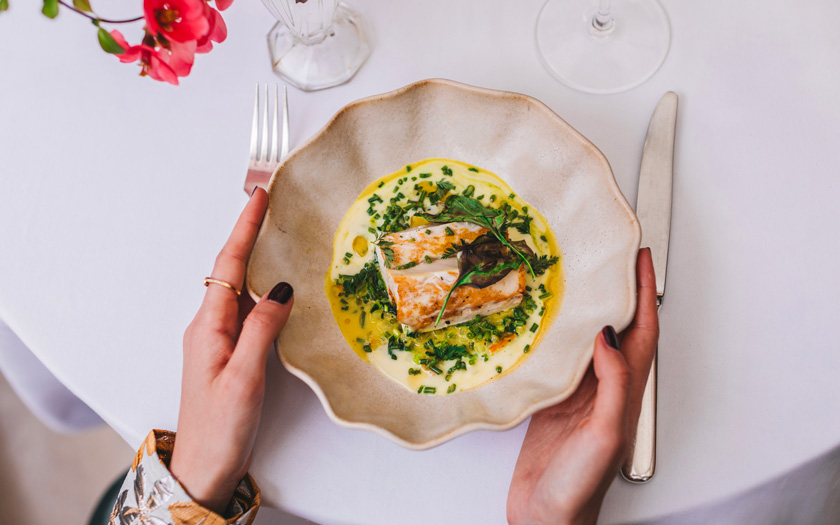 Dimljeni gof, topla pjena od krumpira i su&scaron;enog bonita, korabica s kurkumom, morsko bilje