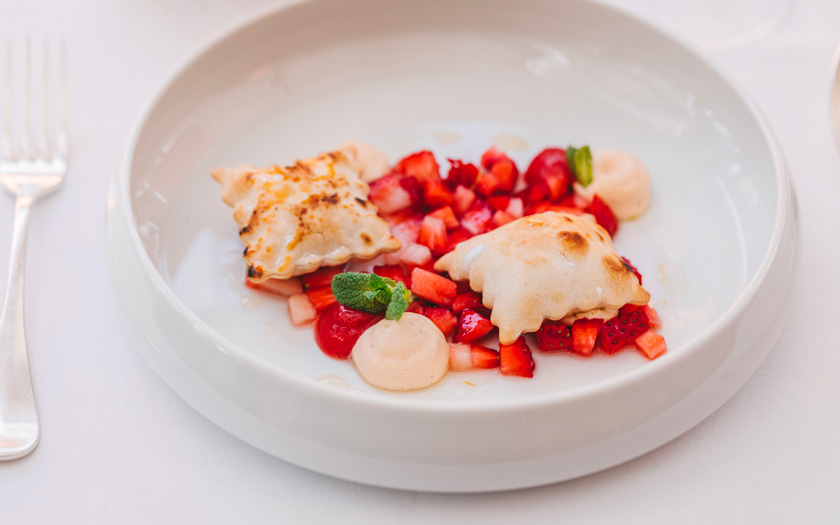 Punjeno tijesto s kremom od tonke i vanilije, marinirane jagode u soku od bazge i limete