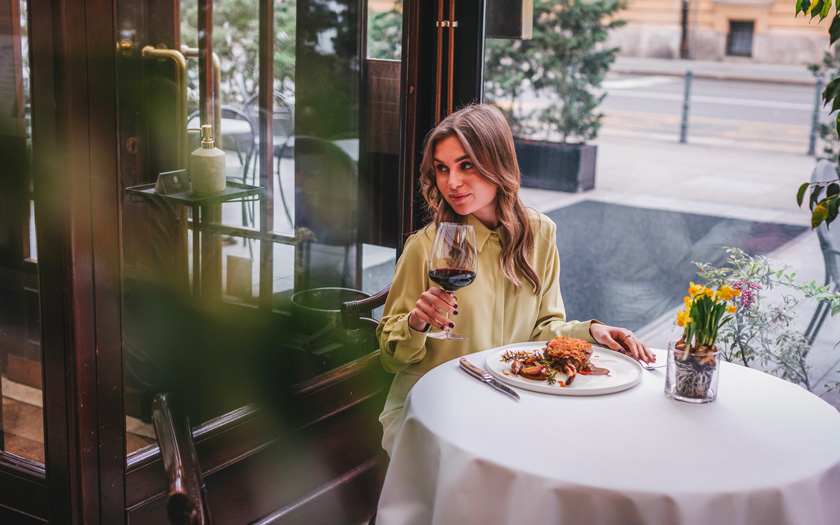 Teleći kotlet, kruna od vrganja, karamelizirana ljutika, krema od vrganja, umak od su&scaron;enih kapara, prah od per&scaron;ina